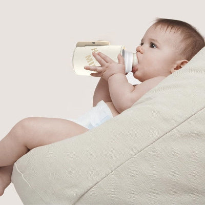 chauffe biberon nomade - bébé qui boit lait