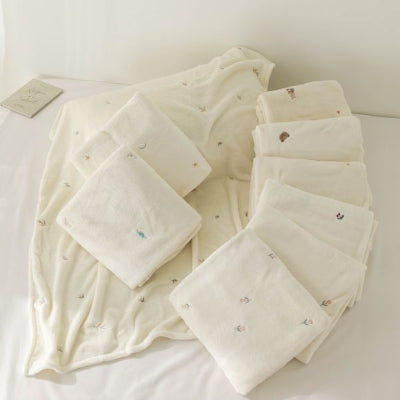 couverture bébé beige en velours avec oursons fleurs et animaux