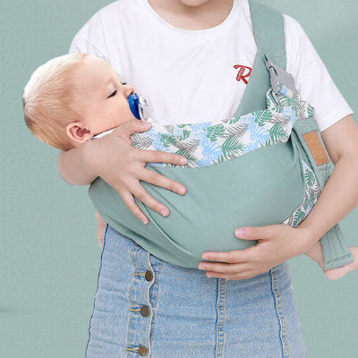 écharpe de portage menthe - bébé dort bras maman