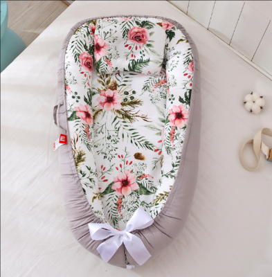 lit de voyage pour bébé - bord gris et fleurs