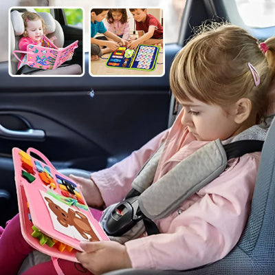enfants dans la voiture avec livre Montessori rose