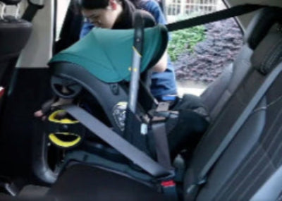 siège auto bébé en voiture - poussette 4 en 1 verte