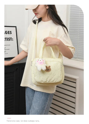 sac à langer jaune avec ourson dans la main