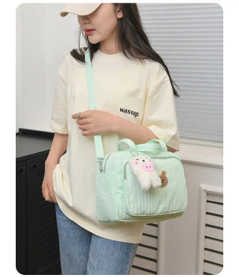 sac à langer vert sur épaule ourson pendentif